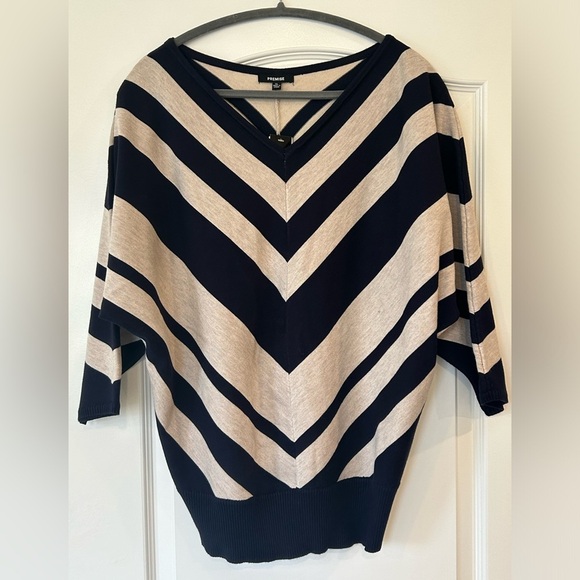 Premise Tops - NWT Premise Chevron Striped Print V-Neck Pullover Sweater
Size - XL